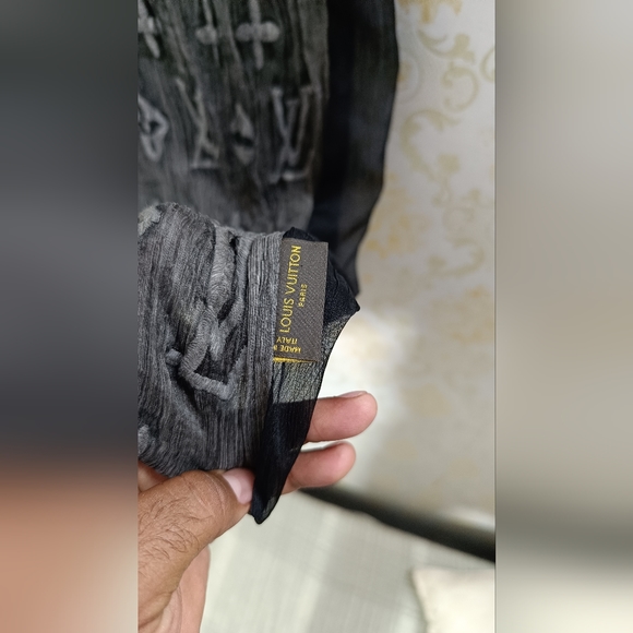 Louis Vuitton - Picture 3 of 10